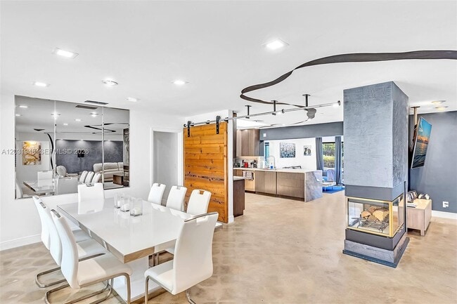 Building Photo - 5602 S Travelers Palm Ln