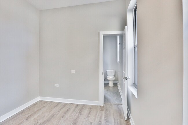 Building Photo - 1542 N Oakley Blvd