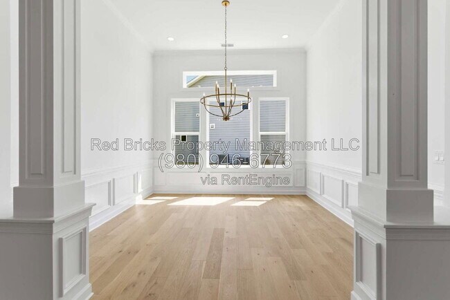 Building Photo - 4016 Dahlia Dr