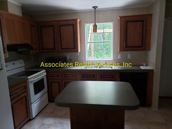 Building Photo - Remodeled and just on the Market!