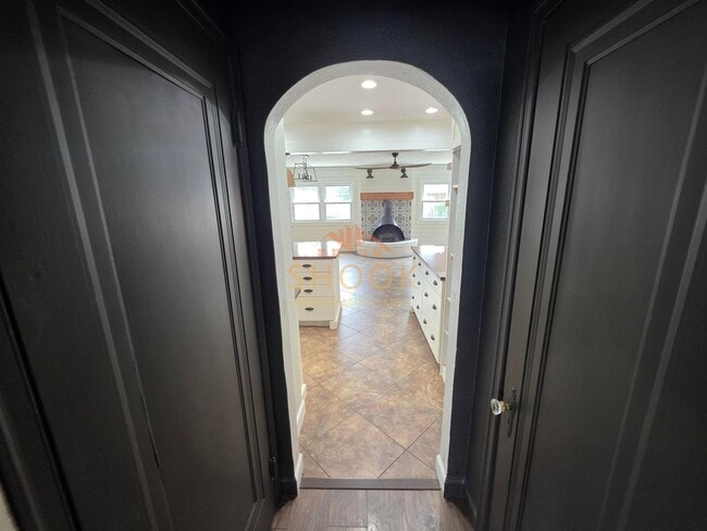 Building Photo - UNIQUE AND COZY 3 BR + BONUS ROOM HOME