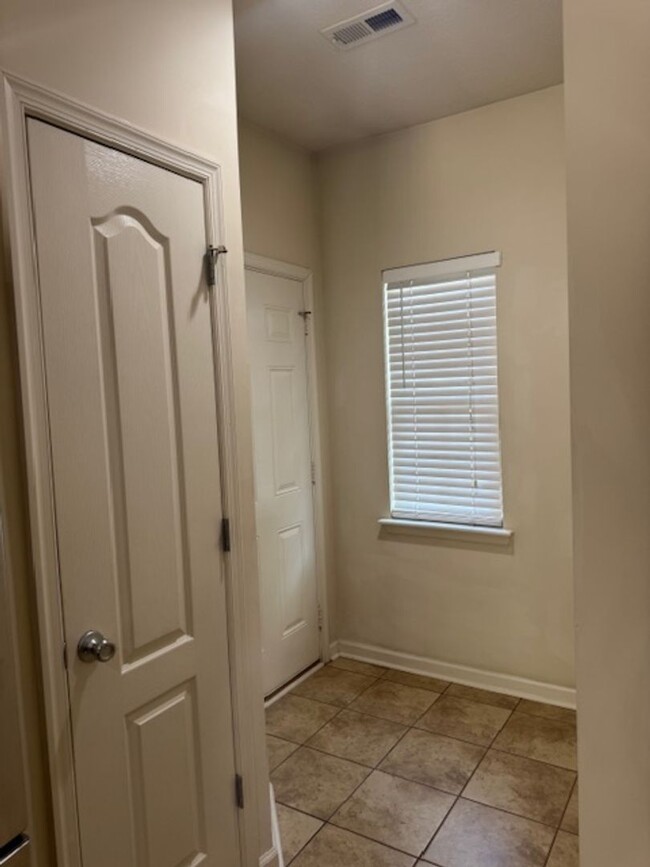 Building Photo - Beautifully Maintained 3-Bedroom Townhome ...
