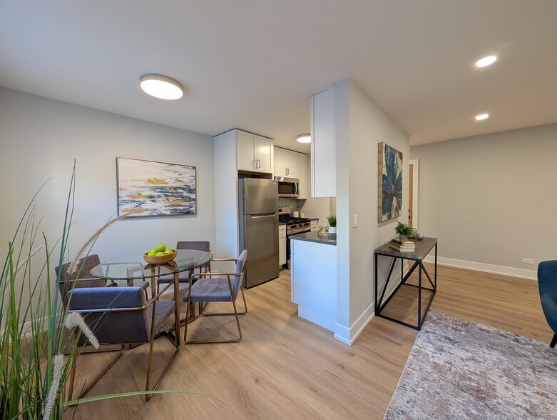 Building Photo - 531 W Aldine Ave