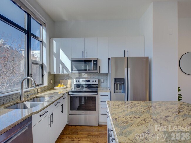 Building Photo - 636 Garden District Dr