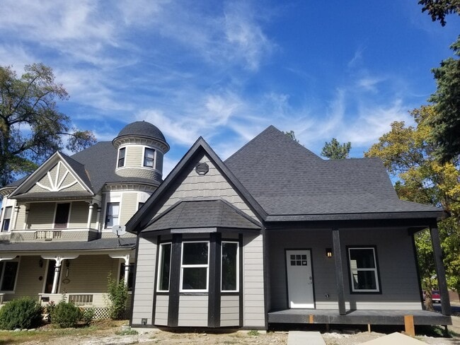Building Photo - Newer 5 Bed, 3 Bath Home with over 3100+ s...