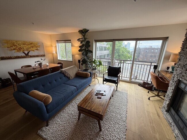 Building Photo - Charming and Rare 2BR/2BA/2Garage Parking ...