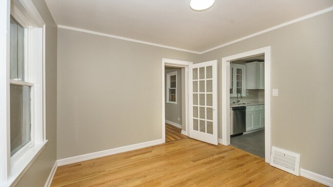 Building Photo - Discover Your Dream Home in Auburn Gresham!