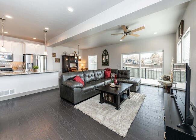 Building Photo - 2 Bedroom Luxury townhome