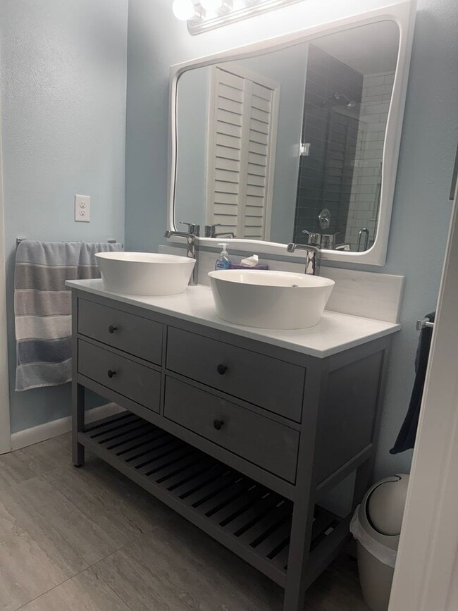 Building Photo - Spacious & Beautifully Updated Townhome in a Prime Location!