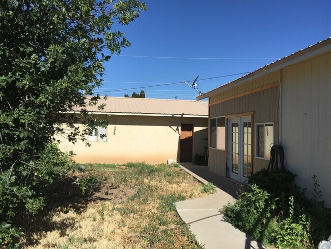 Building Photo - 2 Bedroom With Lots of Space
