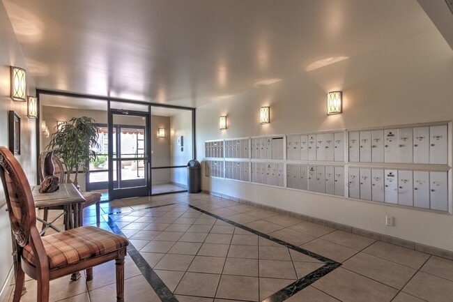 Building Photo - Old Town Scottsdale Condo with a View! Furnished