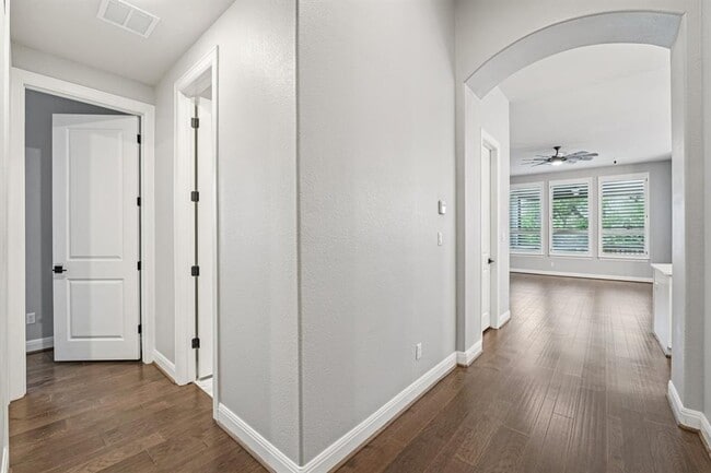 Building Photo - 197 Left Frk Dr