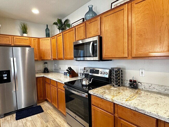 Building Photo - HIGHLY DESIRABLE FULLY FURNISHED 3 BEDROOM...