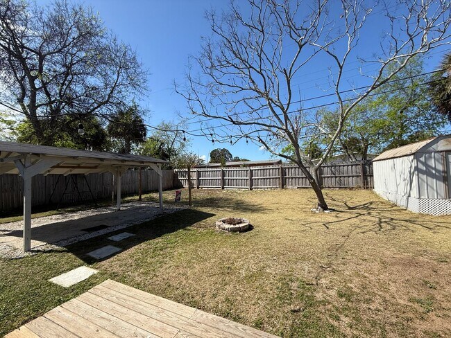 Building Photo - Great Location-3 Bedroom Daytona Beach Home w/Large AMAZING Backyard! Available on 5/1/26