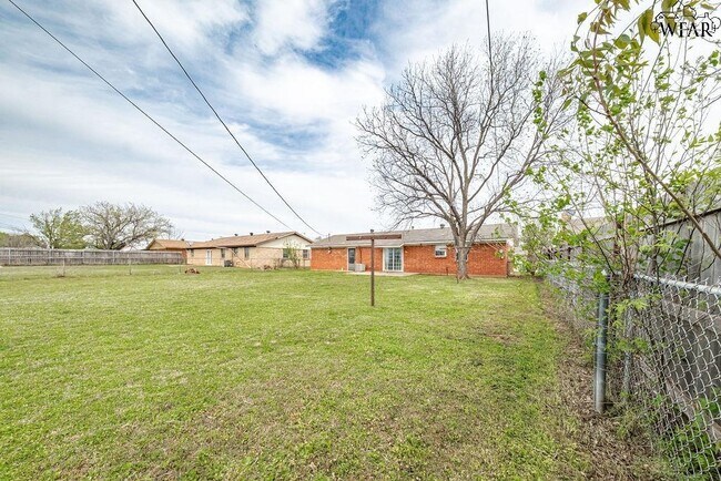 Building Photo - 4024 Hooper Dr