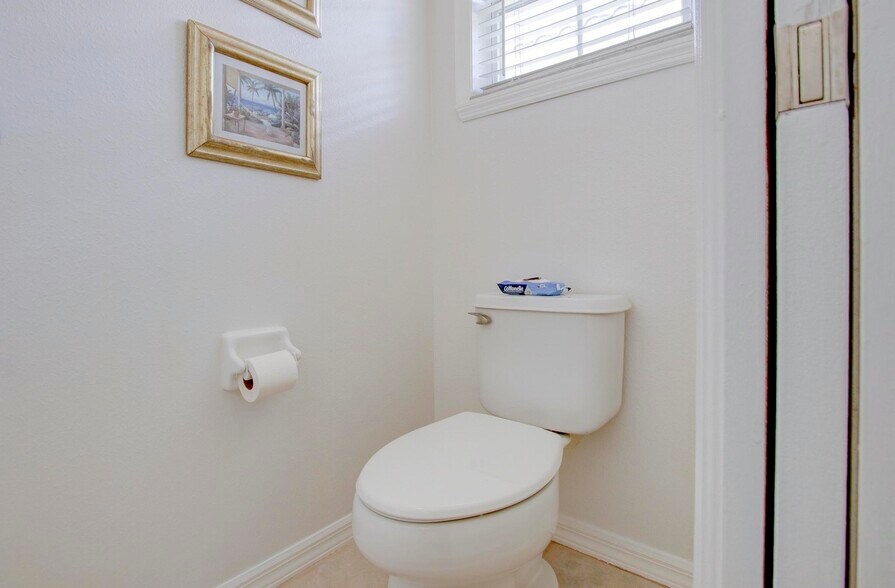 Separate toilet area in master - 143 Braemar Ave