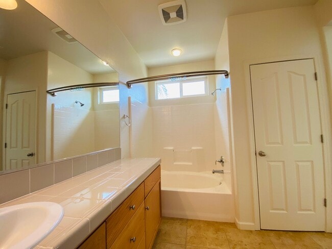 Building Photo - $2,250 International & Chestnut 3 Bed - N....