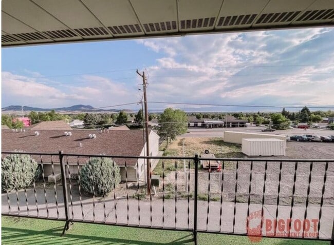 Building Photo - Pet Friendly 2 Bedroom/ 1 bath Westside Location With Balcony!