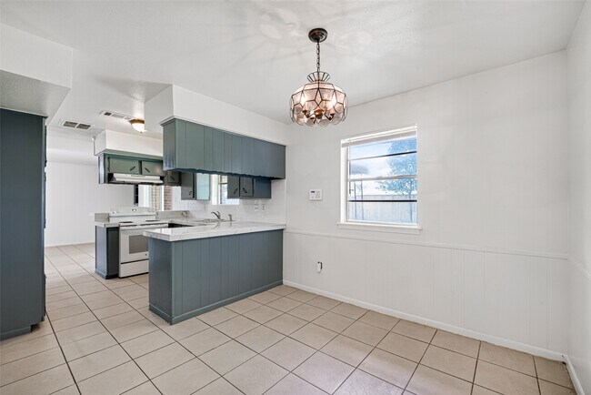 Building Photo - 5010 Shilo Dr