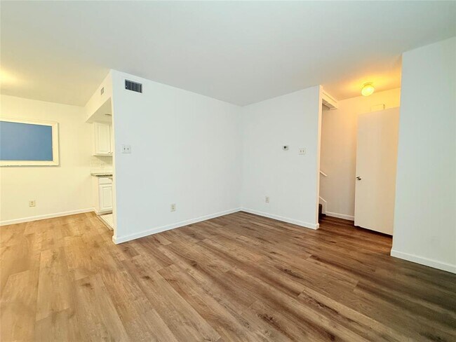 Building Photo - 2124 Burton Dr