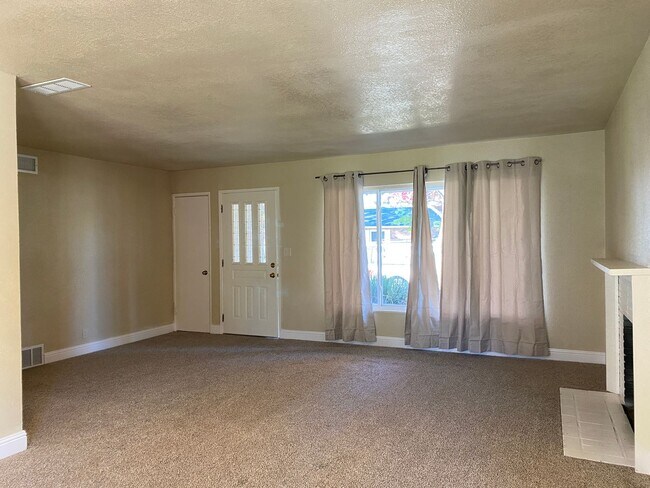 Building Photo - Four Bed, Two Bath Home In Stockton's Holi...