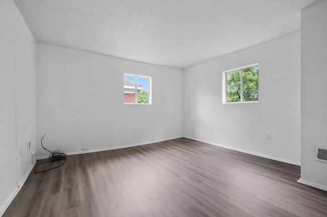Building Photo - 5 bed 2 bath - Great Brookline location.  ...