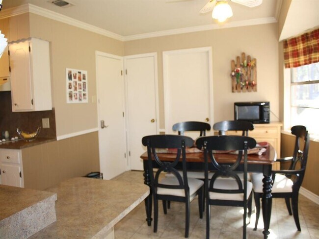 Building Photo - 2403 Balsam St