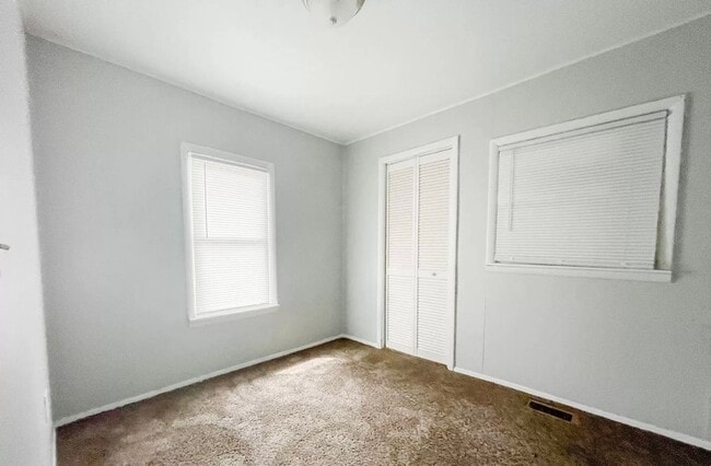 Building Photo - 2 bedroom, 1 bathroom House! Available now!