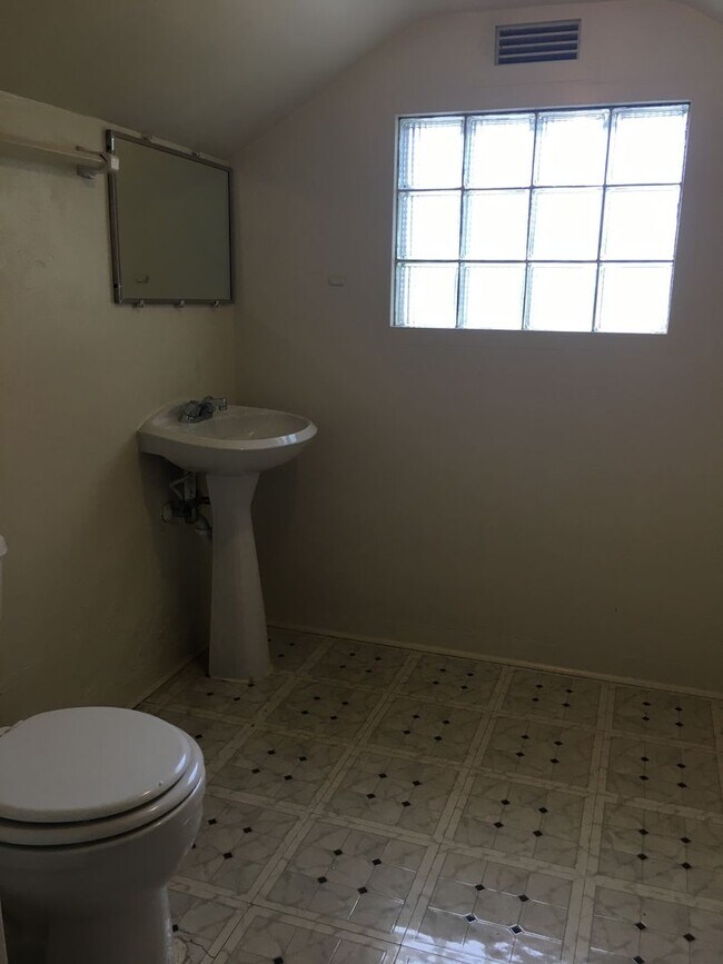 Building Photo - ** PRE LEASE FOR FALL** - Two Level Campus HOME