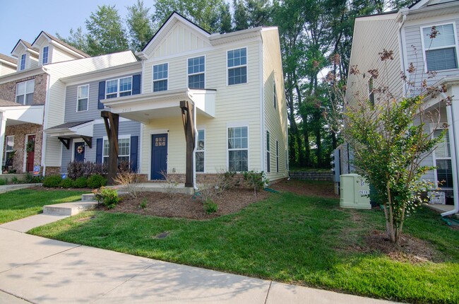 Building Photo - Stunning townhome