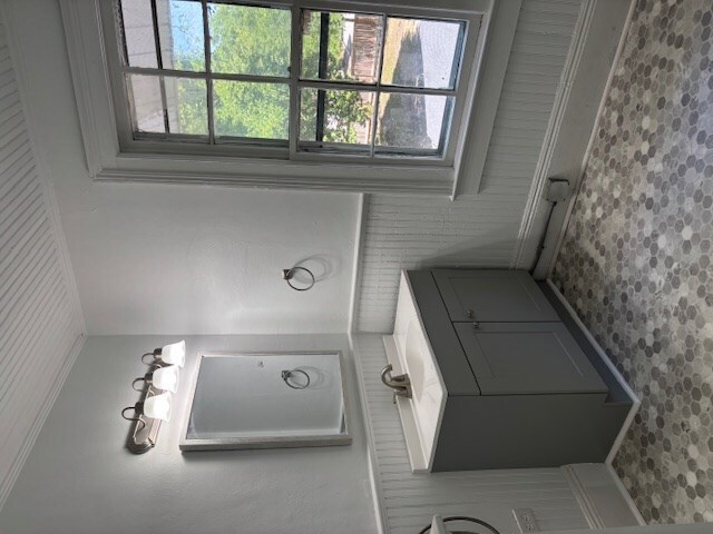Building Photo - 403 W Hampton Ave
