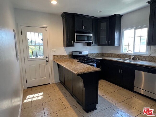 Building Photo - 1282 S Highland Ave