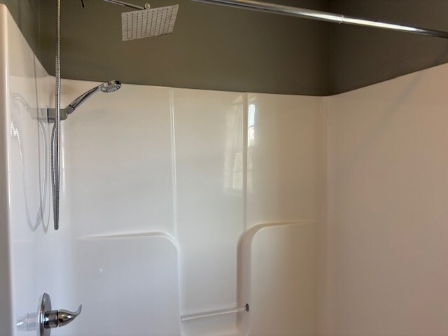 Shower / Tub - 71 Carlton St