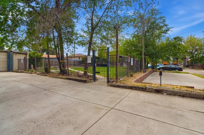 Building Photo - $1,345.95, 1 Beds - 1 Bath, Condo in Denver with Onsite Laundry!