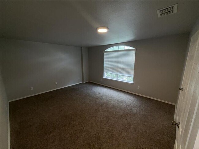 Building Photo - Large 4 bedroom / 2.5 bathroom home in Alamo Ranch