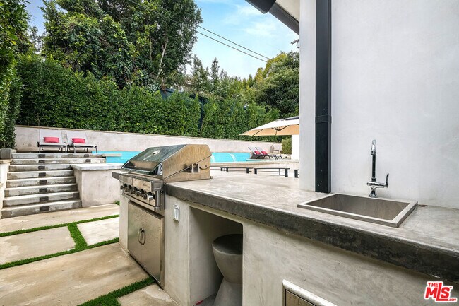 Building Photo - 13378 Contour Dr