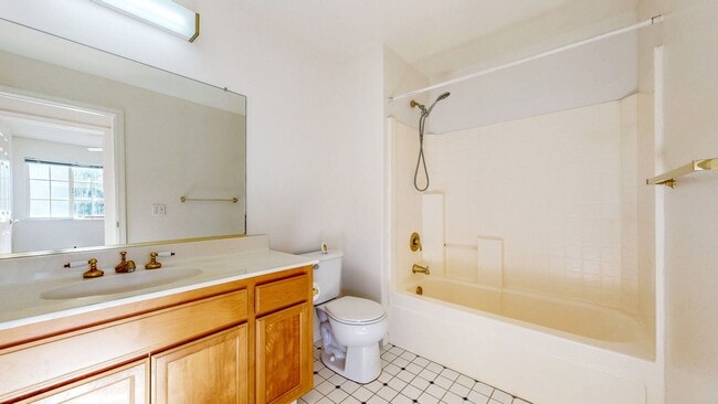 Building Photo - Bright first floor 2 bedroom with washer &...
