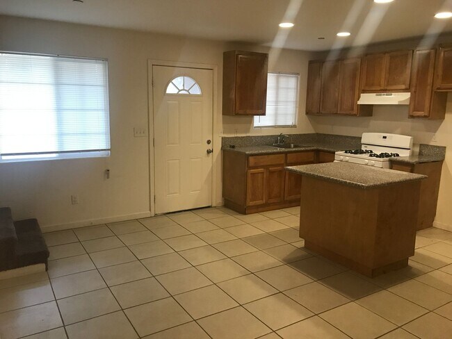 Building Photo - 620 Central Ave