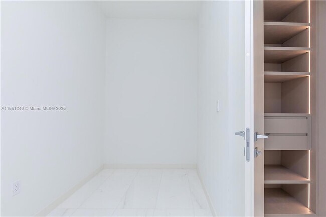 Building Photo - 300 Biscayne Blvd Way