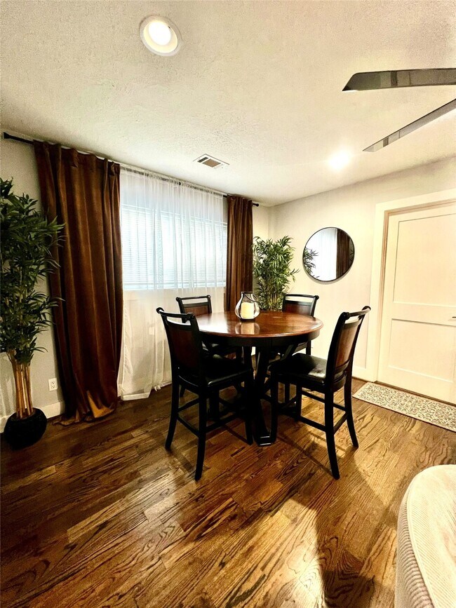 Building Photo - 5719 Viking Dr