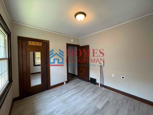 Building Photo - Two Bedroom House | Large Back Yard