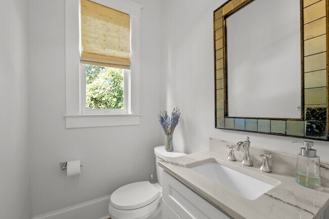 Building Photo - Gorgeous Renovation near Downtown Durham -...