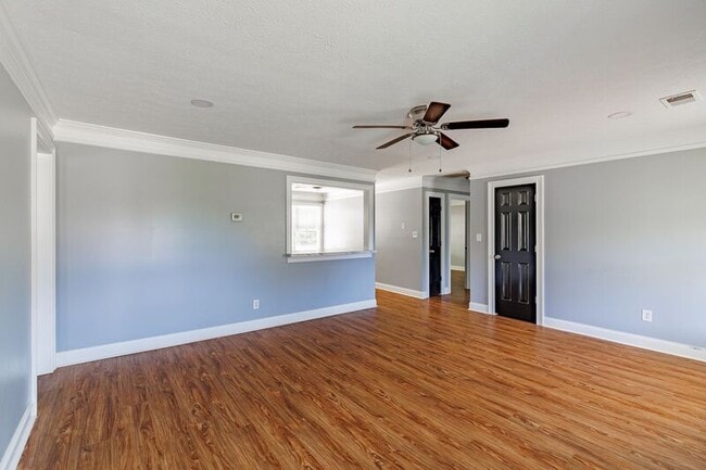 Building Photo - 330 Monty Dr