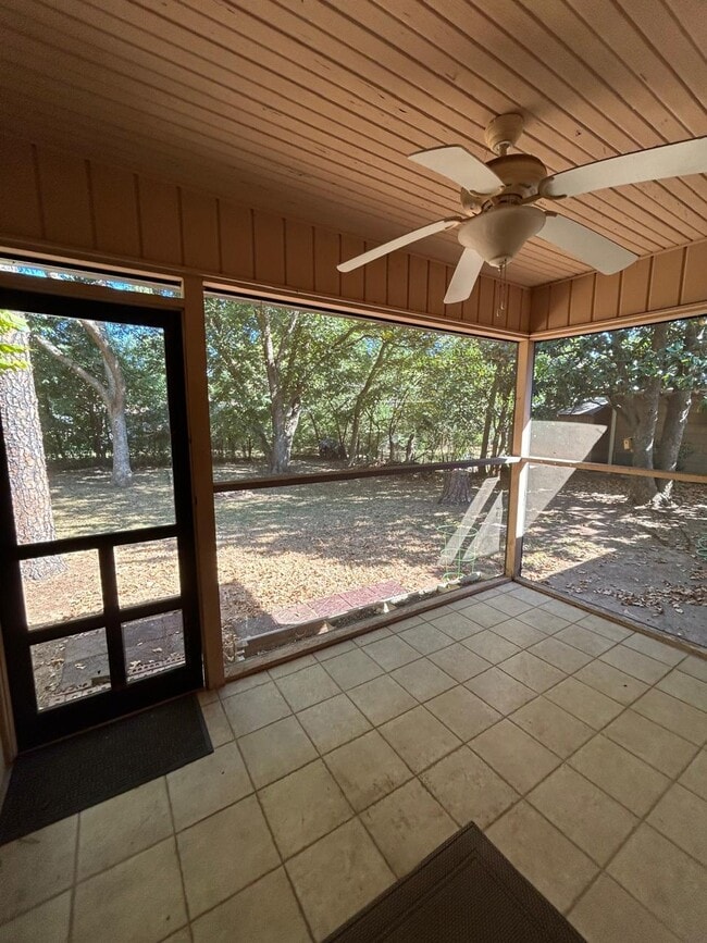 Building Photo - 723 S Ridge Dr