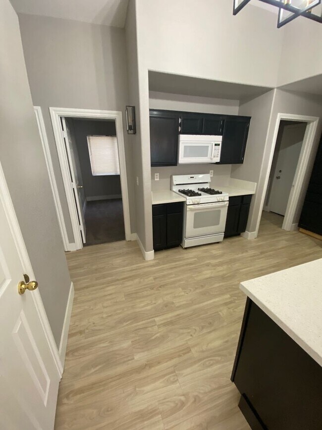 Building Photo - 127 Newburg Ave