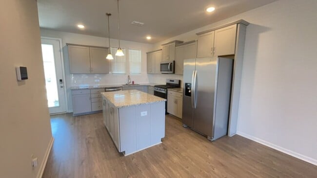 Building Photo - Stunning 2 Bed 2.5 Bath Townhome!
