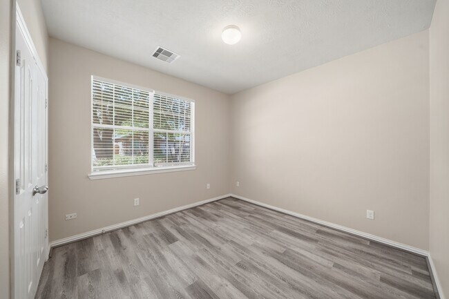 Building Photo - 24503 Lakecrest Bend Dr