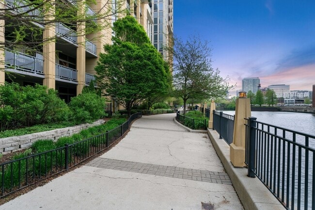 Building Photo - 720 N Larrabee St