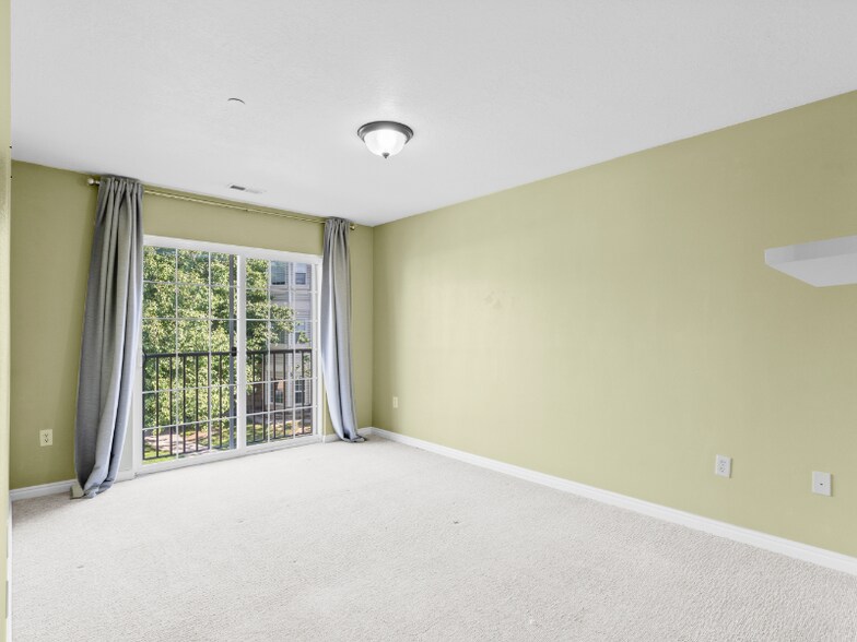 Building Photo - 2119 N Aurora Way