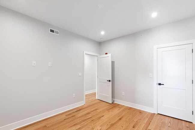 Building Photo - 2425 W Thompson St